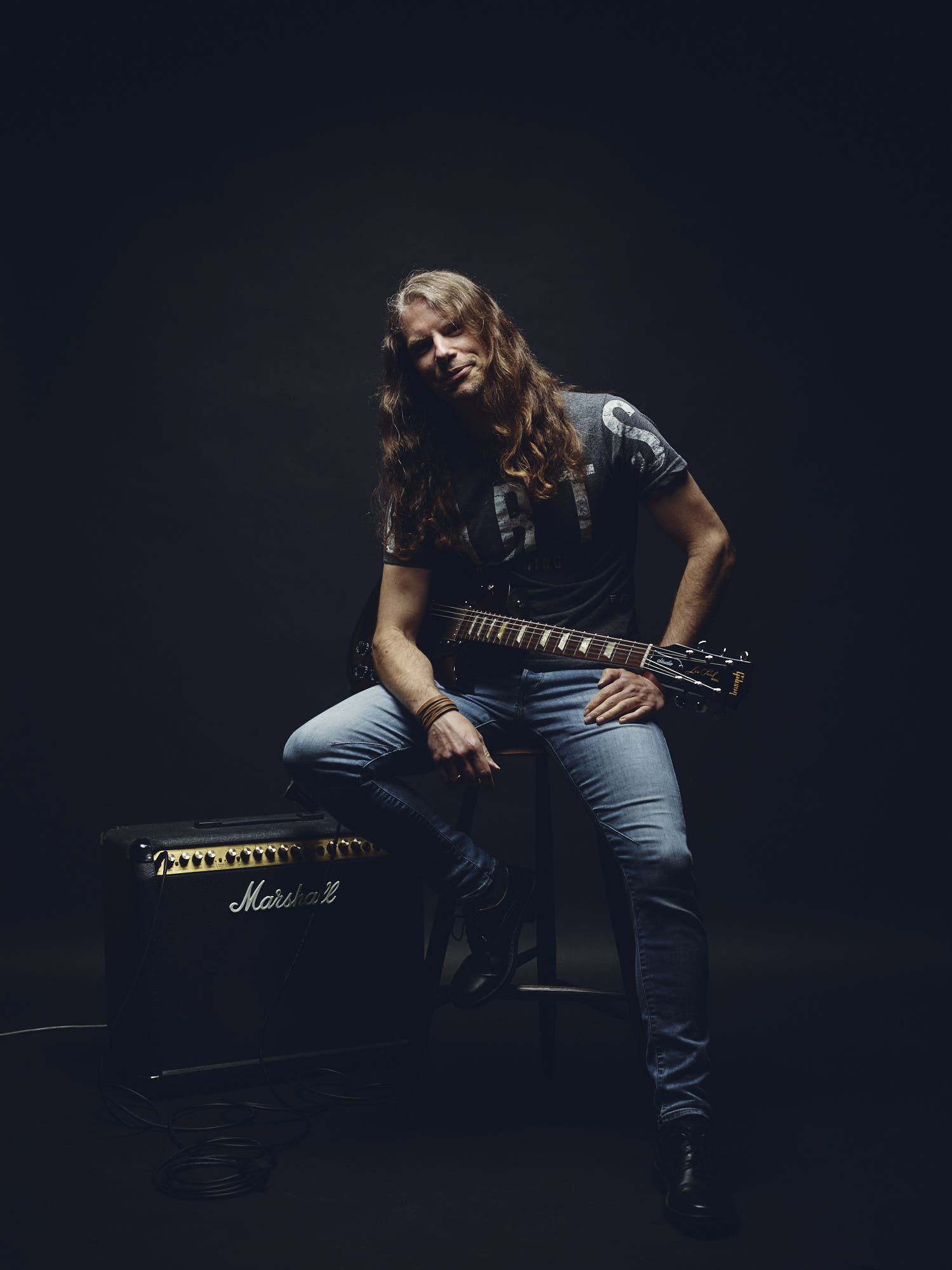 Nils Patrick mit E Gitarre in der Hand